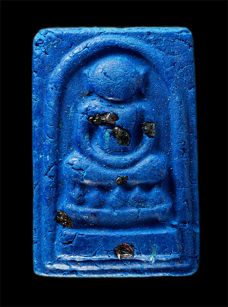 30Jun25 (262)p.jpg - พระสมเด็จไกเซอร์ หลวงปู่บุญมา โชติธัมโม สำนักสงฆ์เขาแก้วทอง ต.เขาไม้แก้ว อ.กบินทร์บุรี จ.ปราจีนบุรี ปี2562 เนื้อผงพุทธคุณ ผงว่าน สีฟ้า ฝังพลอยเสก ตอกโ [..] | https://kamulet.in.th